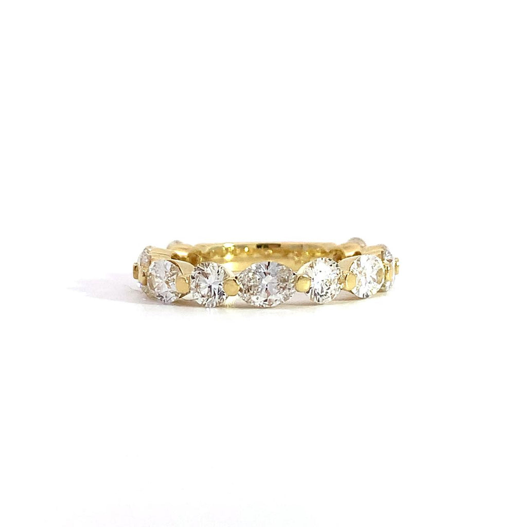 18k Yellow Gold Alternating Oval & Round Brilliant Cut Lab-Grown Diamond Euro Shank Wedding Band on white background